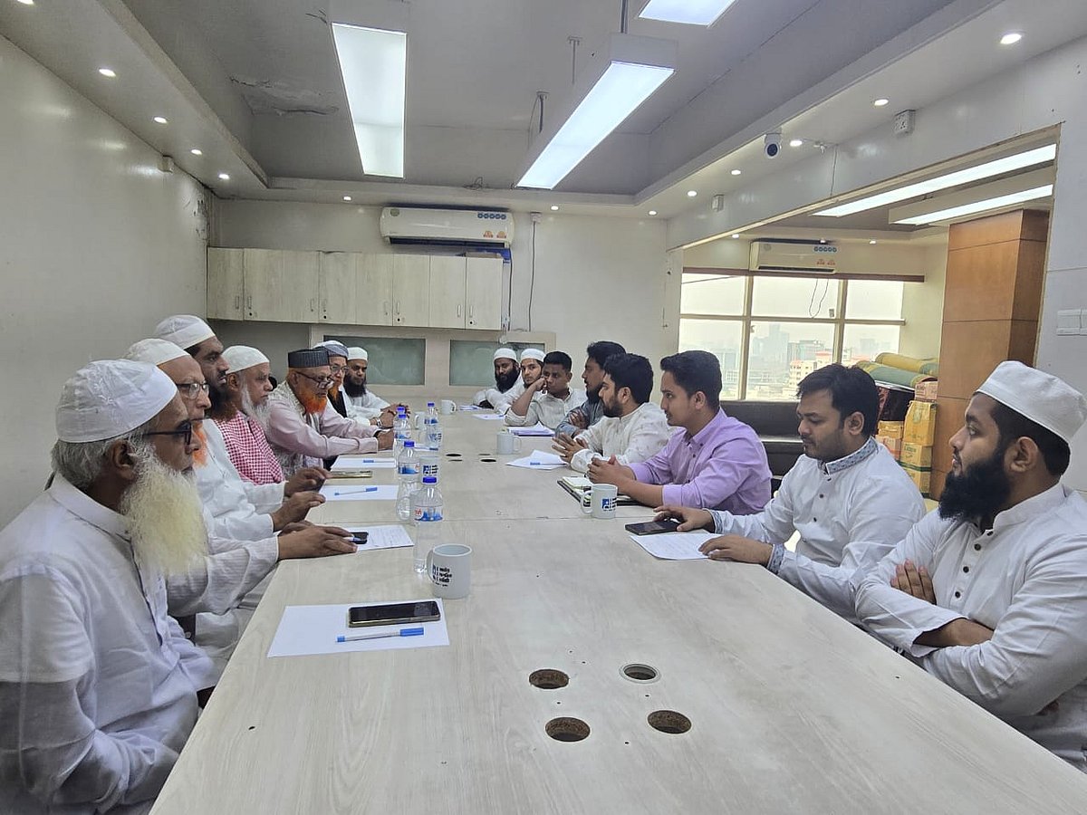 রাজধানীর বাংলামোটরে এনসিপির অস্থায়ী কেন্দ্রীয় কার্যালয়ে দলটির সঙ্গে বৈঠক করে হেফাজতে ইসলাম। বুধবার, ৯ এপ্রিল