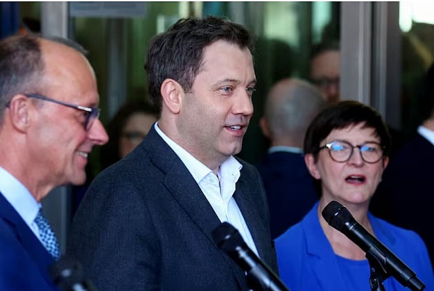 জার্মানির ক্রিশ্চিয়ান ডেমোক্রেটিক ইউনিয়ন পার্টির নেতা ফ্রিডরিশ ম্যার্ৎস (বামে) এবং সোশ্যাল ডেমোক্রেটিক পার্টির (এসপিডি) সহ-নেতা লার্স ক্লিংবেইল এবং সাসকিয়া এসকেন জোট আলোচনা করছেন