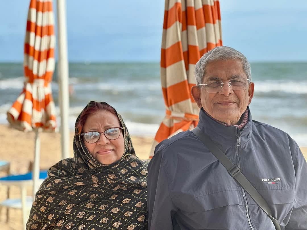 বিএনপির মহাসচিব মির্জা ফখরুল ইসলাম আলমগীর ও তাঁর স্ত্রী রাহাত আরা বেগম। পবিত্র ঈদুল ফিতর উপলক্ষে গত ৩০ মার্চ ফেসবুকে দেশবাসীকে শুভেচ্ছা জানিয়ে দেওয়া পোস্টে এই ছবি দিয়েছেন বিএনপির মহাসচিব