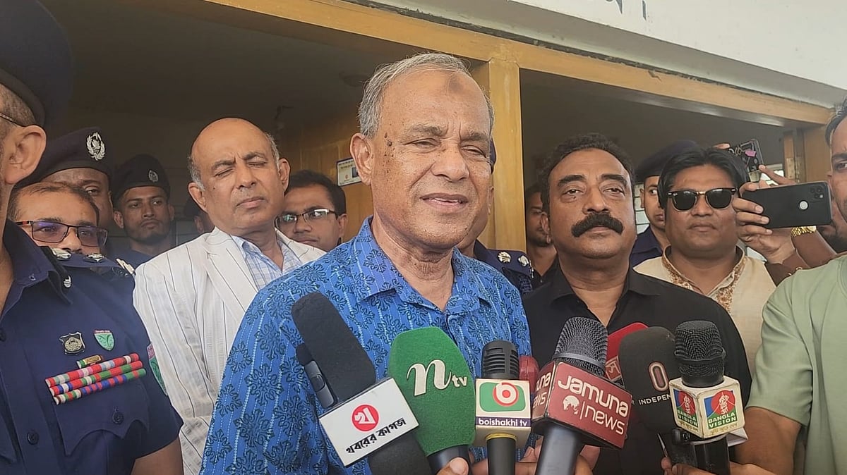 সুনামগঞ্জের শান্তিগঞ্জ থানা পরিদর্শন শেষে সাংবাদিকদের সঙ্গে কথা বলেন স্বরাষ্ট্র ও কৃষি উপদেষ্টা মো. জাহাঙ্গীর আলম চৌধুরী