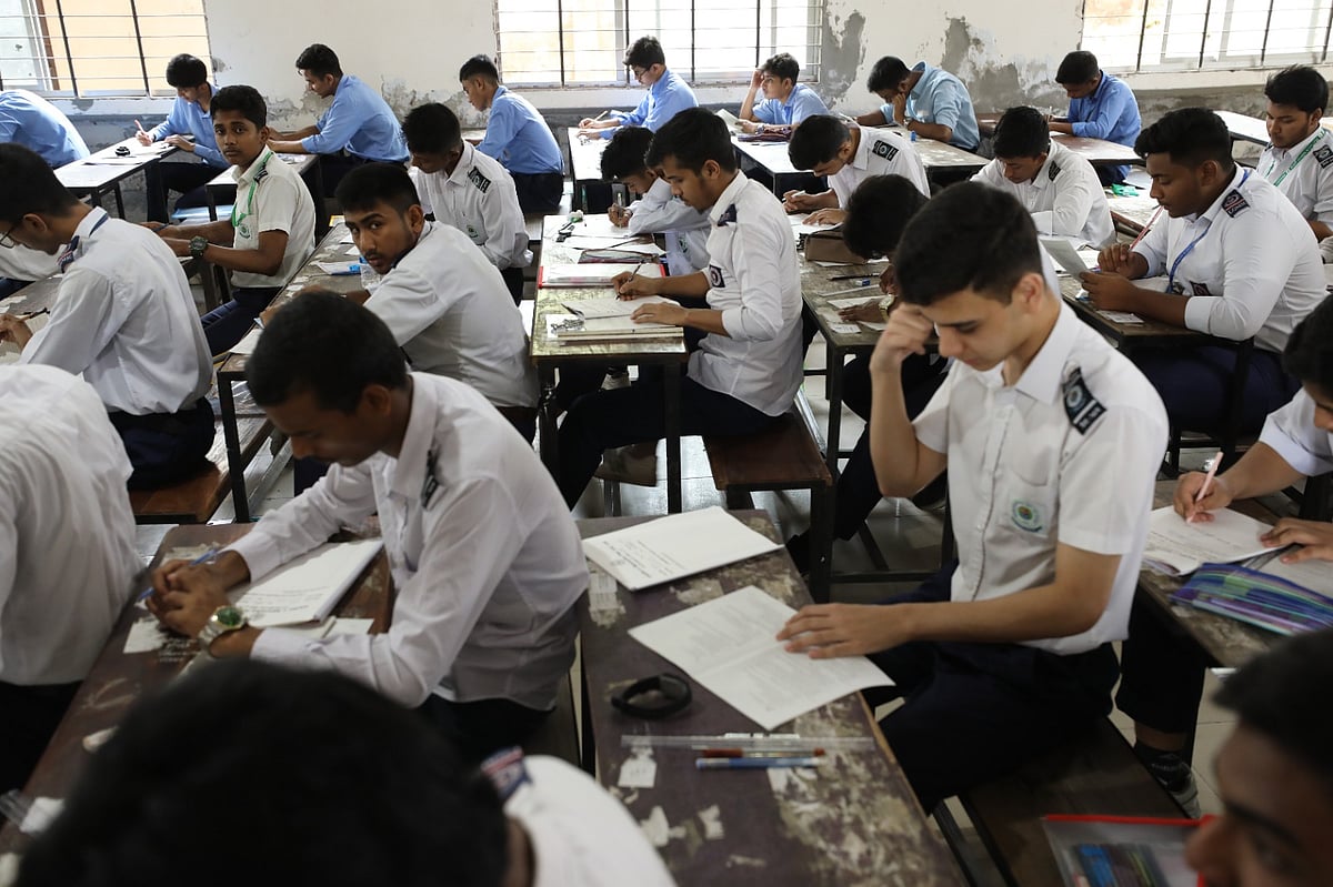 পরীক্ষা দিচ্ছে শিক্ষার্থীরা