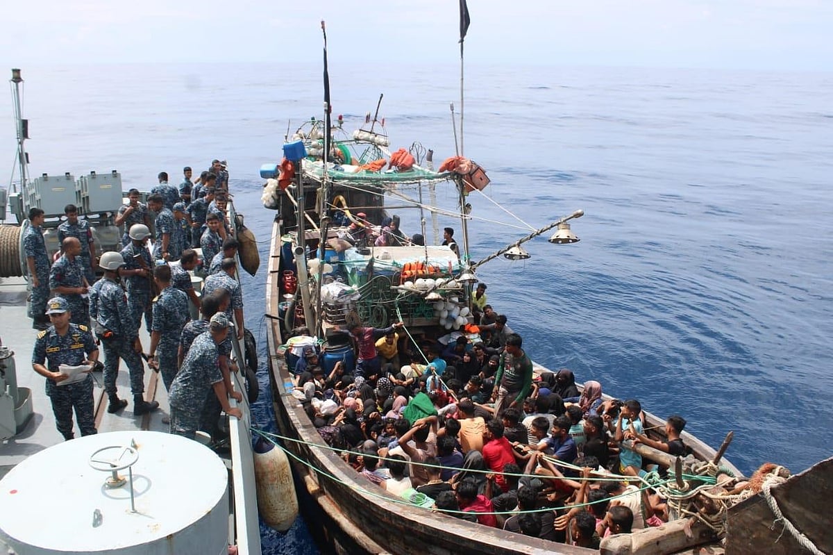 সমুদ্রপথে মালয়েশিয়া পাচারের সময় নৌবাহিনী অভিযানে আটক ২১৪ যাত্রীসহ ট্রলার