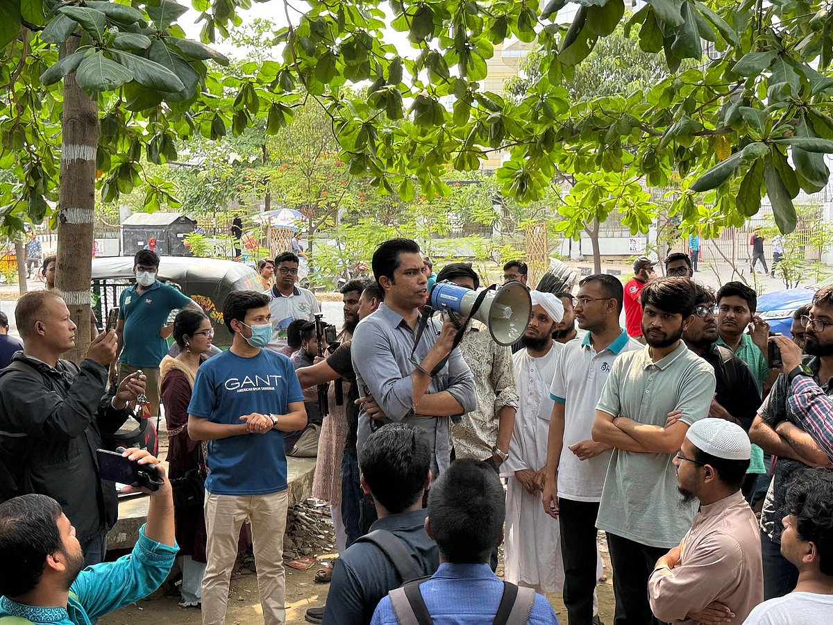 ৪৬তম বিসিএসের লিখিত পরীক্ষা পেছানোর দাবিতে আগারগাঁওয়ে নির্বাচন কমিশন ভবনের সামনে অবস্থান  নিয়েছেন একদল চাকরিপ্রার্থী