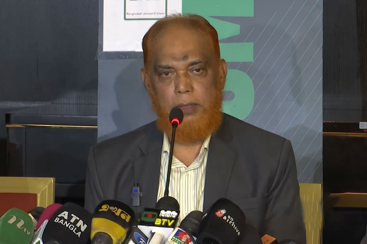 সংবাদ সম্মেলনে কথা বলছেন জামায়াতে ইসলামীর কেন্দ্রীয় নির্বাহী পরিষদের সদস্য মো. মোবারক হোসাইন