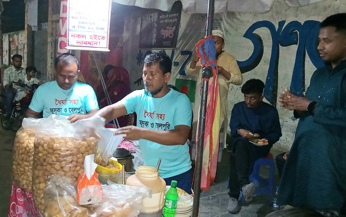 ধৈর্য–সহ্যে ছোট ফুচকা স্টোরে ফুচকার স্বাদ নিচ্ছেন ক্রেতারা। সম্প্রতি খুলনা নগরের আহসান আহমেদ রোডের সেন্ট যোসেফ উচ্চবিদ্যালয়ের সামনে