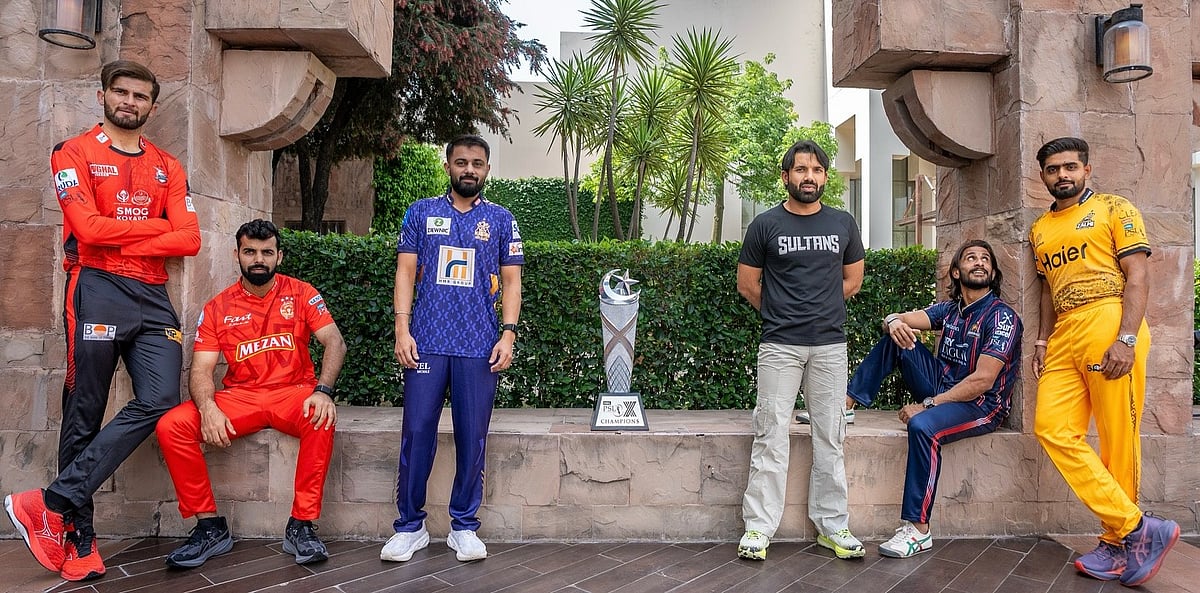 ট্রফি মাঝে রেখে পিএসএলের ৬ দলের প্রতিনিধিদের পোজ