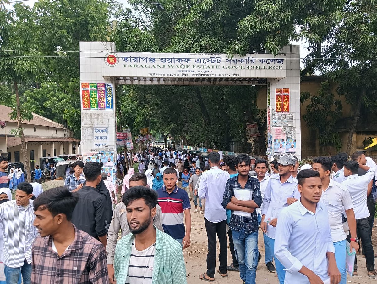 প্রথম দিনের এসএসসি ও সমমানের পরীক্ষা শেষে কেন্দ্র থেকে বের হচ্ছেন পরীক্ষার্থীরা। আজ বৃহস্পতিবার বিকেলে রংপুরের তারাগঞ্জ উপজেলার তারাগঞ্জ ও/এ সরকারি কলেজে