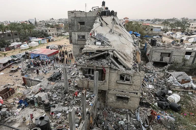 ইসরায়েলের হামলায় গাজায় বিধ্বস্ত একটি ভবন