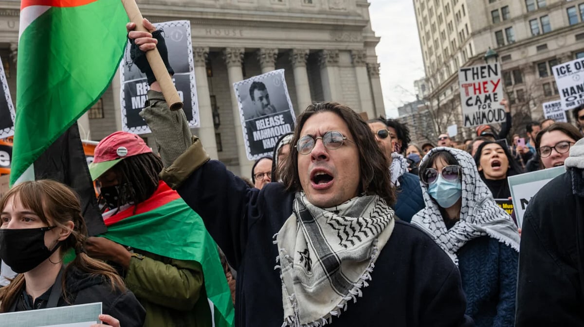 যুক্তরাষ্ট্রে ফিলিস্তিনপন্থী আন্দোলনে অংশ নেওয়ার কারণে গ্রেপ্তার হওয়া কলাম্বিয়া বিশ্ববিদ্যালয়ের শিক্ষার্থী মাহমুদ খলিলের মুক্তির দাবিতে নিউইয়র্ক সিটিতে বিক্ষোভ