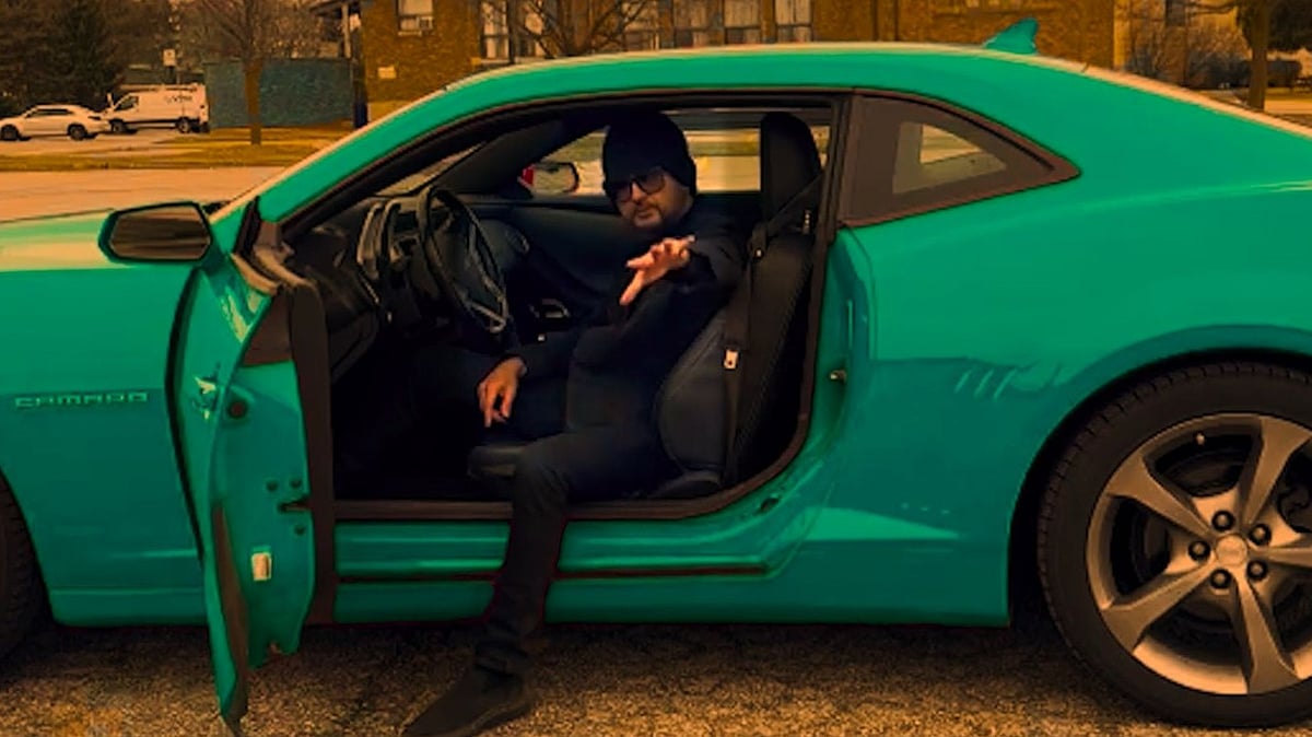 গানের ভিডিও চিত্রে দোলন ইসলাম।