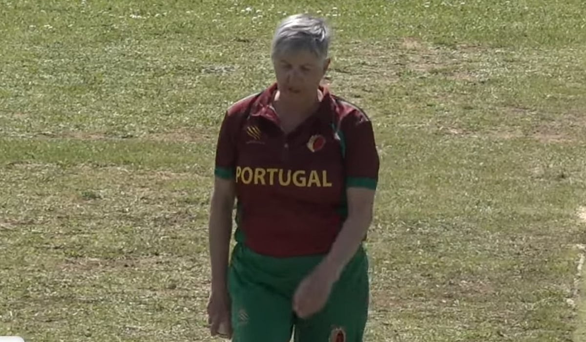 ৬৪ বছরে আন্তর্জাতিক ক্রিকেট অভিষেক হয়েছে জোয়ানা চাইল্ডের।