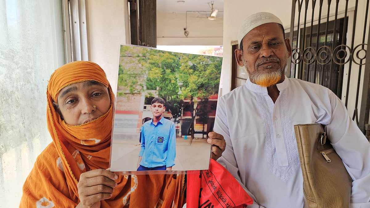 গুলিতে মারা যাওয়া ছেলের ছবি হাতে কেঁদে চলেছেন মা। পাশে নির্বাক দাঁড়িয়ে বাবা। আজ বৃহস্পতিবার দুপুরে বাগেরহাট প্রেসক্লাবে