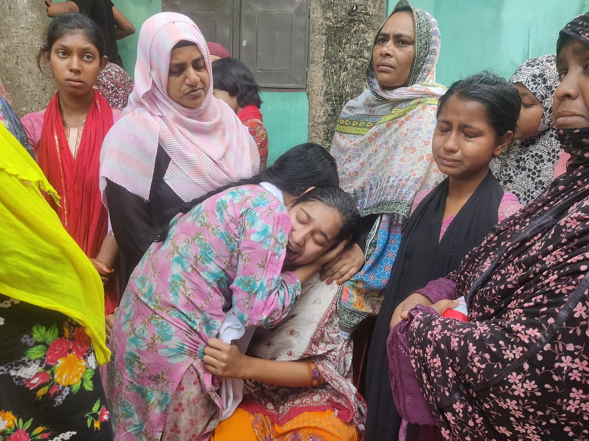 নির্যাতনে নিহত সুরমান খানের স্বজনদের আহাজারি। আজ বৃহস্পতিবার দুপুরে কুষ্টিয়া শহরের রেনউইক চর এলাকায়