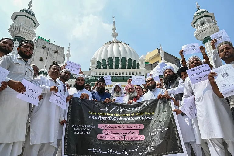 ভারতের পাঞ্জাব রাজ্যের অমৃতসরে ওয়াক্‌ফ আইনের বিরুদ্ধে স্থানীয় খায়েরউদ্দিন মসজিদের সামেন প্রতিবাদ জানান মুসলিমরা