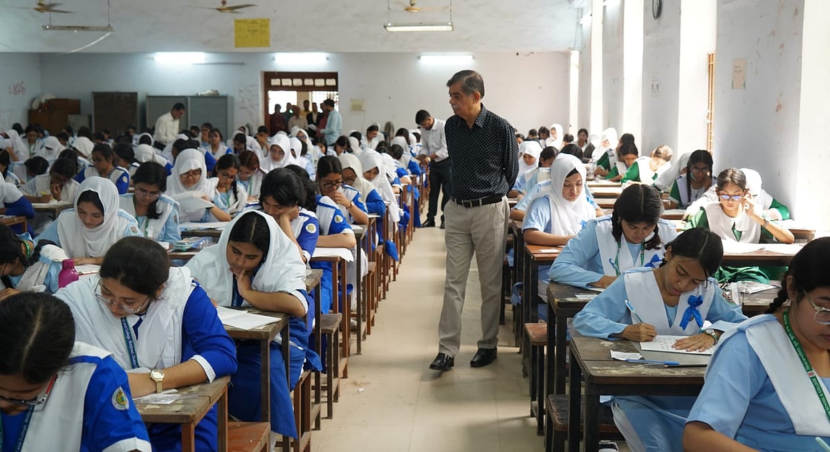 শিক্ষা উপদেষ্টা আজ পরীক্ষাকেন্দ্র পরিদর্শন করেন করেন।