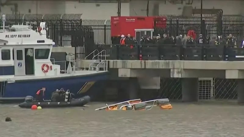 নিউইয়র্কের হাডসন নদীতে হেলিকপ্টারটি দুর্ঘটনার কবলে পড়ে