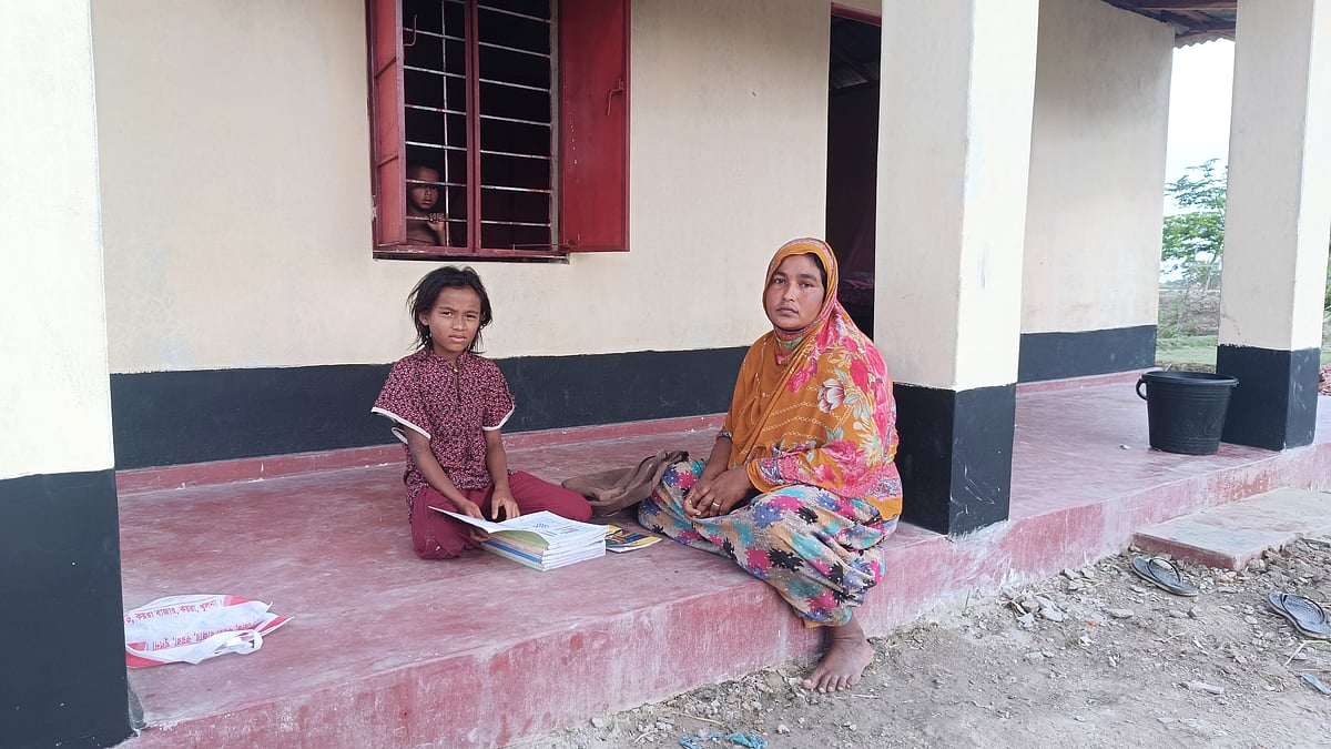 নতুন ঘরের বারান্দায় শিশুকন্যাকে নিয়ে বসে আছেন স্বপ্না বেগম। এবার তিনি ছেলেমেয়েদের পড়াশোনা করানোর স্বপ্ন দেখছেন। গতকাল সকালে খুলনার কয়রা উপজেলার আংটিহারা গ্রামে