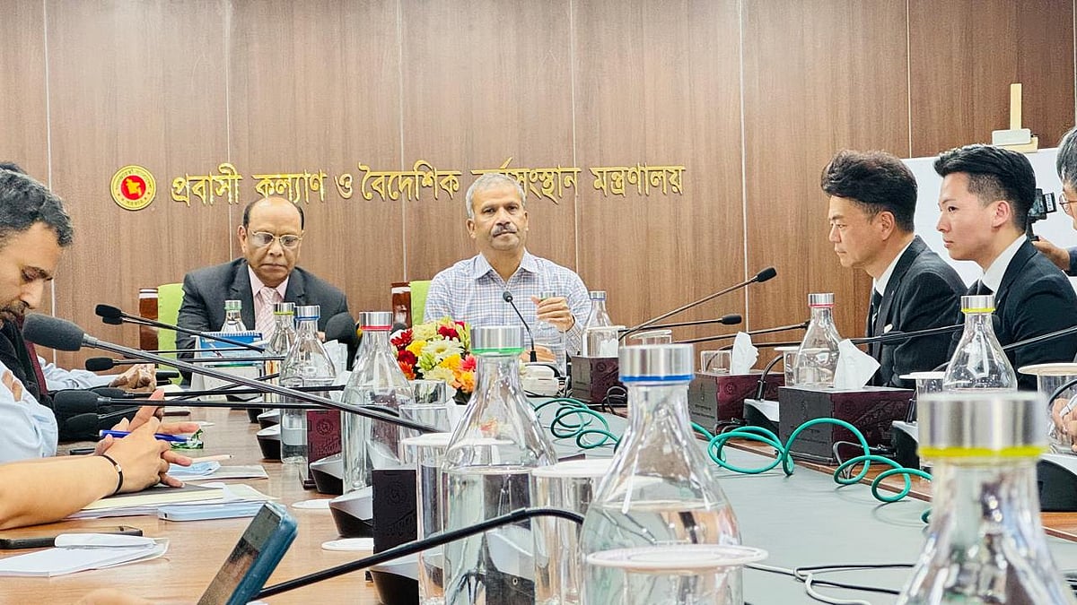 প্রবাসীকল্যাণ ও বৈদেশিক কর্মসংস্থান মন্ত্রণালয়ের সভাকক্ষে জাপানের বেসরকারি একটি কোম্পানির সঙ্গে সমঝোতা স্মারক সই করেছে সরকার। ঢাকা, ১০ এপ্রিল