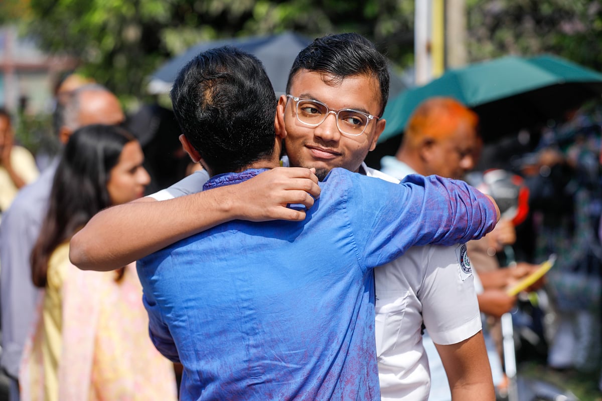 কেন্দ্রে পরীক্ষা দিতে প্রবেশের আগে স্বজনের সঙ্গে আলিঙ্গন করে শুভেচ্ছা বিনিময় করছে এক শিক্ষার্থী।