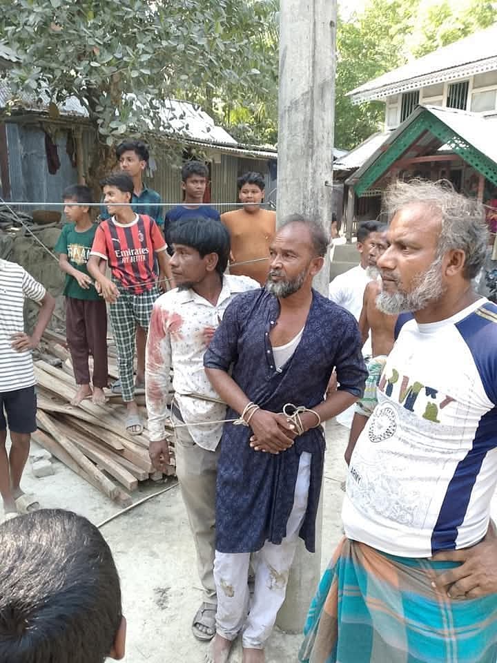 বাউফলে মারামারির একপর্যায়ে বিএনপি নেতা জহির উদ্দিনসহ দুজনকে বৈদ্যুতিক খুঁটিতে বেঁধে মারধর করা হয়। বৃহস্পতিবার দুপুরে উপজেলার মৈশাদি গ্রামে