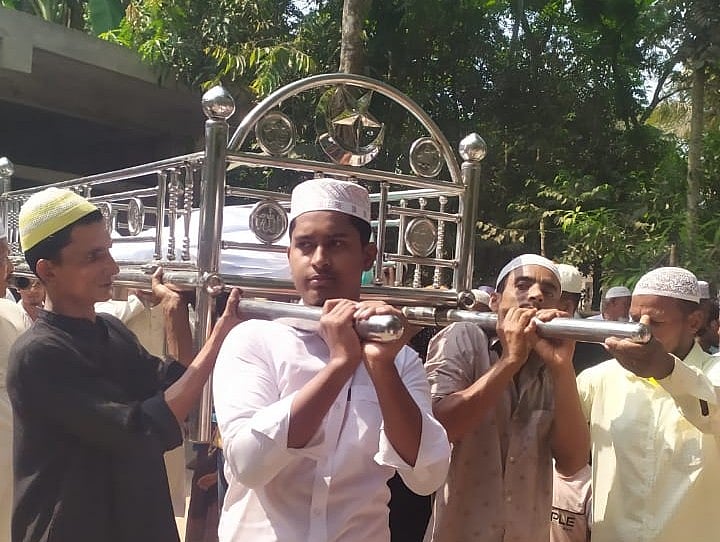 বাবার লাশের খাটিয়া কাঁধে এসএসসি পরীক্ষার্থী নাহিদ হোসেন। বৃহস্পতিবার কুমিল্লার লালমাই উপজেলার বড়হাড়গিলা গ্রামে