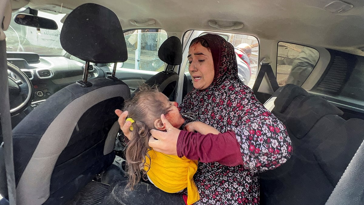 ইসরায়েলের হামলায় আহত এক শিশুকে হাসপাতালে নিয়ে যাচ্ছেন তাঁর মা। গাজা সিটি, ফিলিস্তিন, ১০ এপ্রিল