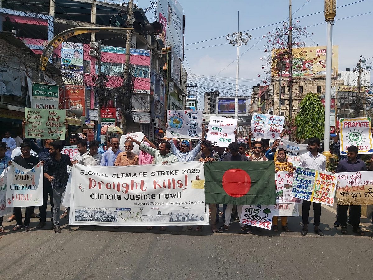 রাজশাহীতে পাঁচ মিনিটের জন্য সড়ক অবরোধ করে জলবায়ু ধর্মঘট পালন করা হয়। বৃহস্পতিবার বেলা ১১টায় নগরের সাহেববাজার জিরো পয়েন্টে