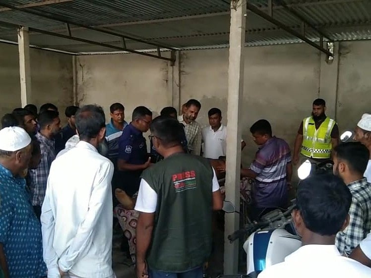 ব্রাহ্মণবাড়িয়ার সরাইলে দুই দল গ্রামবাসীর সংঘর্ষের দুই দিন পর আহত জসিম উদ্দিনের মৃত্যু হয়েছে। তাঁর লাশ দেখতে থানায় ভিড় করেন স্বজনেরা। আজ বেলা ১১টার দিকে সরাইল থানায়