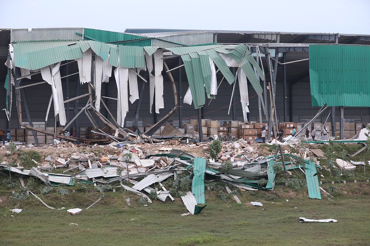 করতোয়া নদীর জায়গা দখলমুক্ত করতে টিএমএসএসের কারখানায় উচ্ছেদ অভিযান। বৃহস্পতিবার বগুড়া সদর উপজেলার বাঘোপাড়া এলাকায়