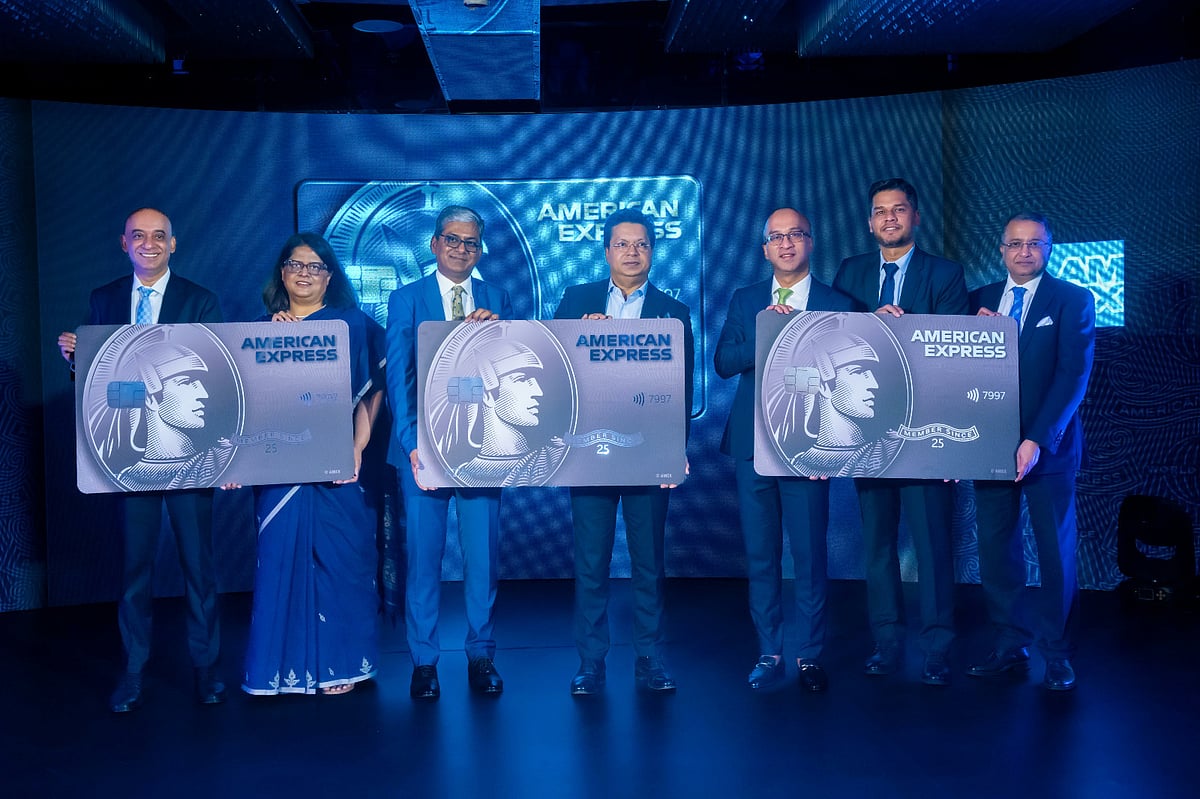 গ্রাহকের জন্য আরও বেশি সুবিধাসংবলিত আমেরিকান এক্সপ্রেস বা অ্যামেক্সের নতুন ক্রেডিট কার্ড বাজারে এনেছে সিটি ব্যাংক। কার্ডটির উদ্বোধনী অনুষ্ঠানে ব্যাংকটির চেয়ারম্যান আজিজ আল কায়সার (মাঝে) ও ব্যবস্থাপনা পরিচালক মাসরুর আরেফিনসহ (ডান থেকে তৃতীয়) ব্যাংকটির ঊর্ধ্বতন কর্মকর্তারা উপস্থিত ছিলেন। আজ গুলশানের রেনেসাঁ হোটেলে