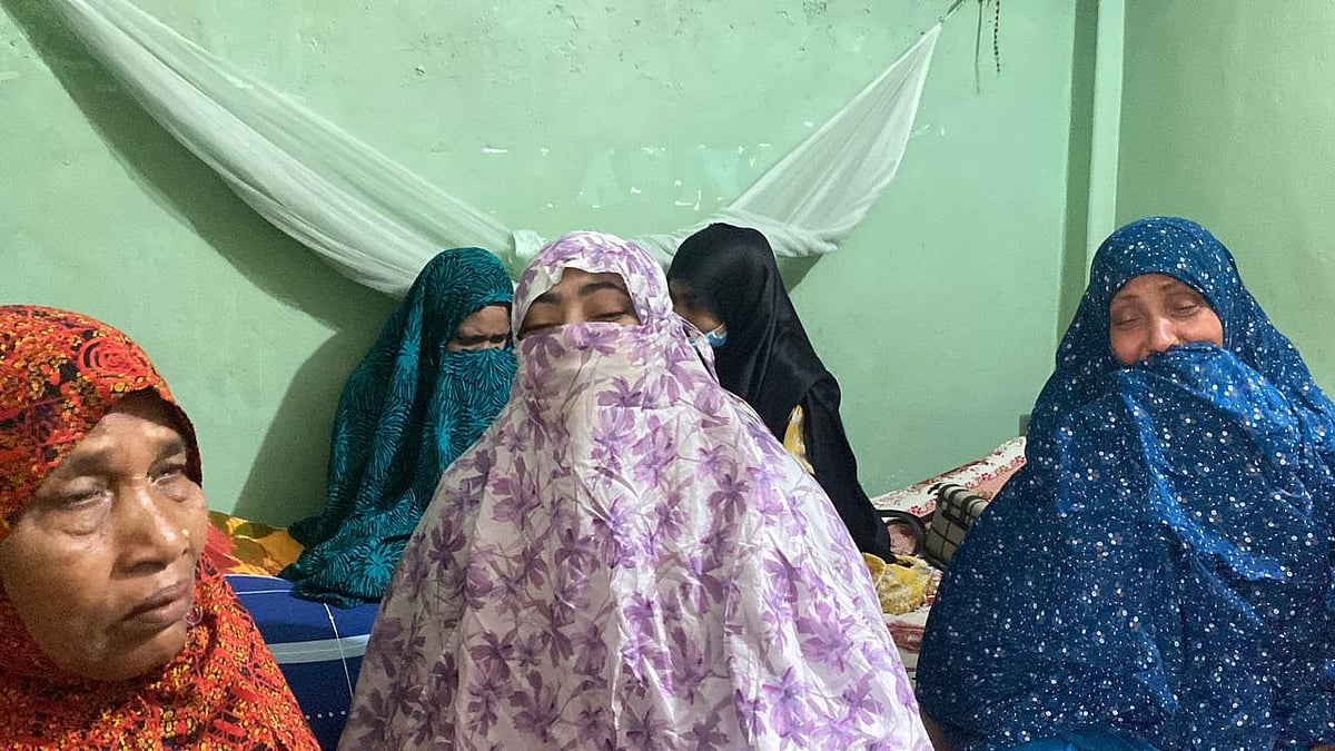 নরসিংদীতে হত্যাকাণ্ডের শিকার জুনায়েদ হাসানের পরিবারের সদস্যদের আহাজারি। আজ সকালে শহরের নাগরিয়াকান্দী এলাকায়