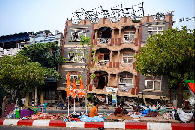 চার বছরের বেশি সময় ধরে চলা গৃহযুদ্ধের পর দেশটি সম্প্রতি ৭ দশমিক ৭ মাত্রার একটি শক্তিশালী ভূমিকম্পে ক্ষতিগ্রস্ত হয়েছে।