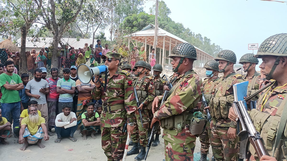 কু‌ড়িগ্রা‌মের চিলমারী ও গাইবান্ধার সুন্দরগঞ্জের দুই এলাকার মানুষের মধ্যে আজ বৃহস্পতিবার সংঘর্ষ হয়। সেনাবা‌হিনীর এক‌টি দল ঘটনাস্থ‌লে গিয়ে প‌রি‌স্থি‌তি নিয়ন্ত্রণে আনে। দুপুরে চিলমারী-হরিপুর তিস্তা সেতু এলাকায়