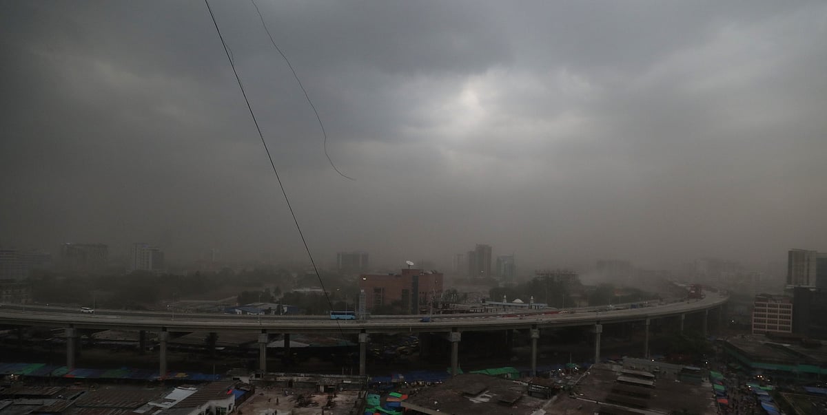 আজ বিকেল থেকেই রাজধানীর আকাশ মেঘলা হতে শুরু করে। বিকেল ৫টা ৩৮ মিনিটের দিকে শুরু হয় বজ্রঝড় বা কালবৈশাখী। কারওয়ান বাজার, ঢাকা