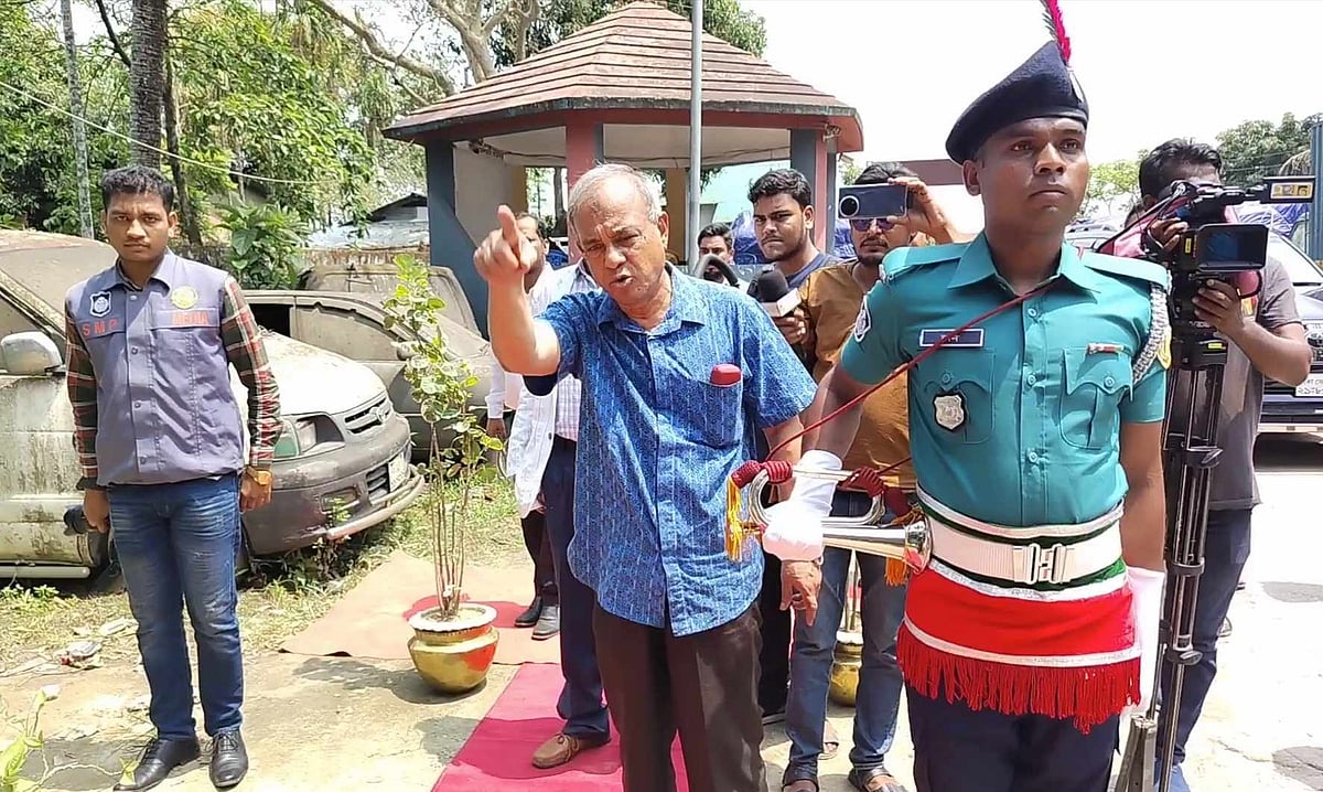 সিলেটে থানা পরিদর্শনে গিয়ে লালগালিচা দেখে স্বরাষ্ট্র উপদেষ্টা লেফটেন্যান্ট জেনারেল (অব.) মো. জাহাঙ্গীর আলম চৌধুরী ক্ষোভ প্রকাশ করেন। বৃহস্পতিবার দুপুরে সিলেট বিমানবন্দর থানায়