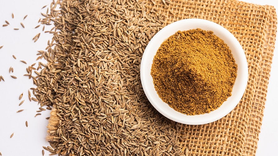 রান্নায় ফোড়ন হিসেবে অনেকেই গোটা জিরা ব্যবহার করেন, আবার গুঁড়া মসলা হিসেবেও জিরা ব্যবহার করা হয়