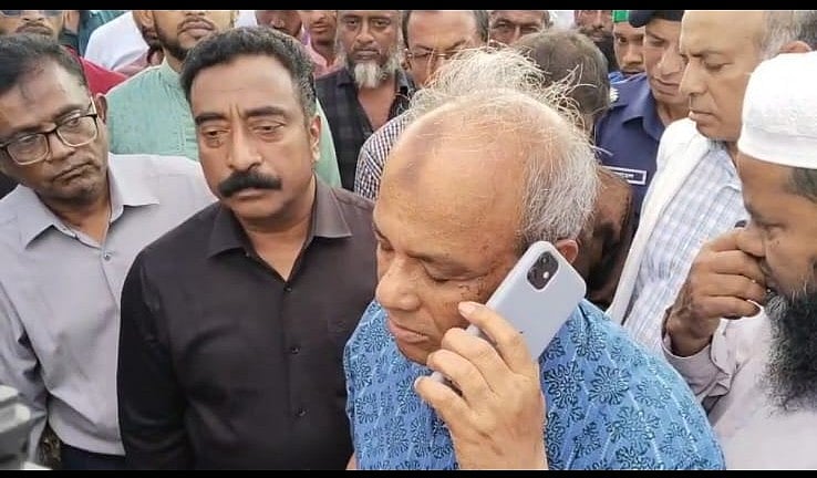 প্রকৌশলীর সঙ্গে মুঠোফোনে কথা বলছেন স্বরাষ্ট্র ও কৃষি উপদেষ্টা লেফটেন্যান্ট জেনারেল (অব.) মো. জাহাঙ্গীর আলম চৌধুরী