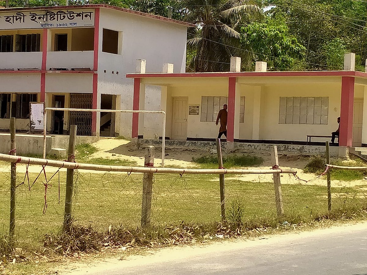 ফটিকছড়ির জাহানপুর আমজাদ আলী আবদুল হাদি ইনস্টিটিউশন কেন্দ্র থেকে আজ দুপুর সোয়া ১২টার দিকে বের হচ্ছেন বিএনপি নেতা নুর উদ্দিন খান