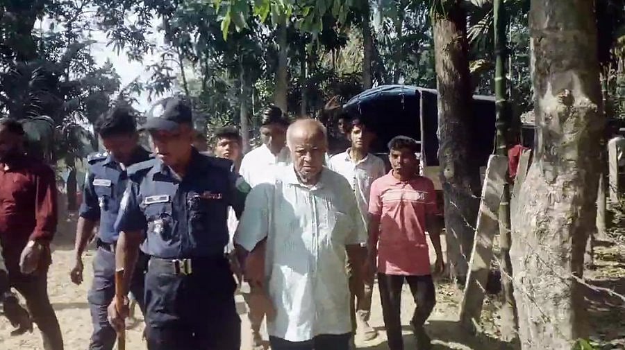 মুক্তিযোদ্ধা নুরুল আবছারকে পুলিশ ঘটনাস্থল থেকে থানায় নিয়ে যাচ্ছেন। গতকাল দুপুরে