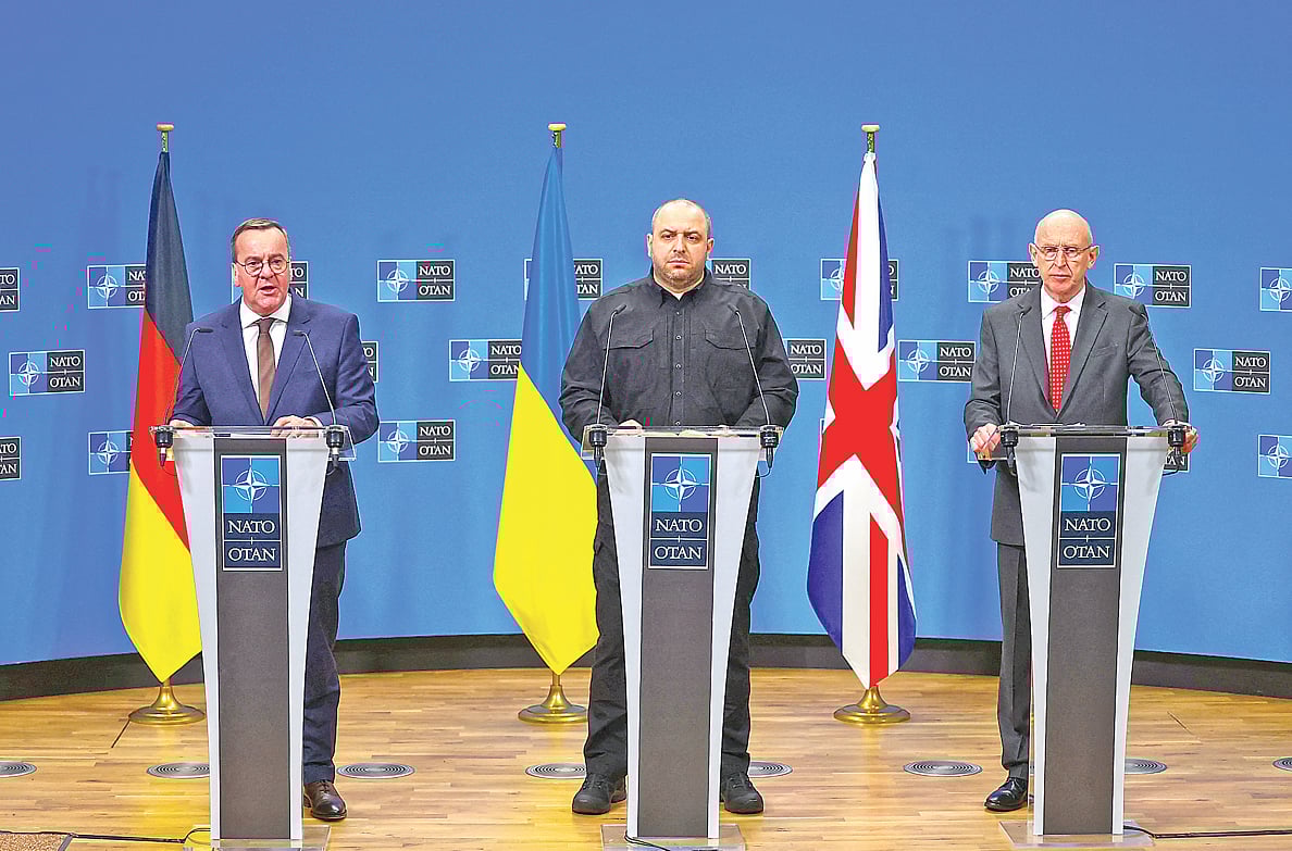 সংবাদ সম্মেলনে (বাঁ থেকে) যুক্তরাজ্যের প্রতিরক্ষামন্ত্রী জন হিলি, জার্মানির প্রতিরক্ষামন্ত্রী বরিস পিস্টোরিয়াস ও ইউক্রেনের প্রতিরক্ষামন্ত্রী রুস্তেম উমেরভ। গতকাল বেলজিয়ামের রাজধানী ব্রাসেলসে পশ্চিমা সামরিক জোট ন্যাটোর সদর দপ্তরে