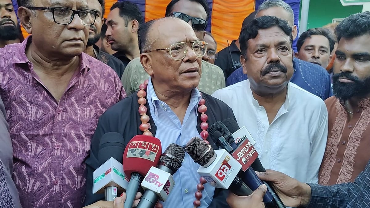 রাজবাড়ীর বালিয়াকান্দি উপজেলায় একটি অনুষ্ঠান শেষে সাংবাদিকদের সঙ্গে কথা বলেন বিএনপির ভাইস চেয়ারম্যান আবদুল আউয়াল মিন্টু। আজ শুক্রবার বিকেলে