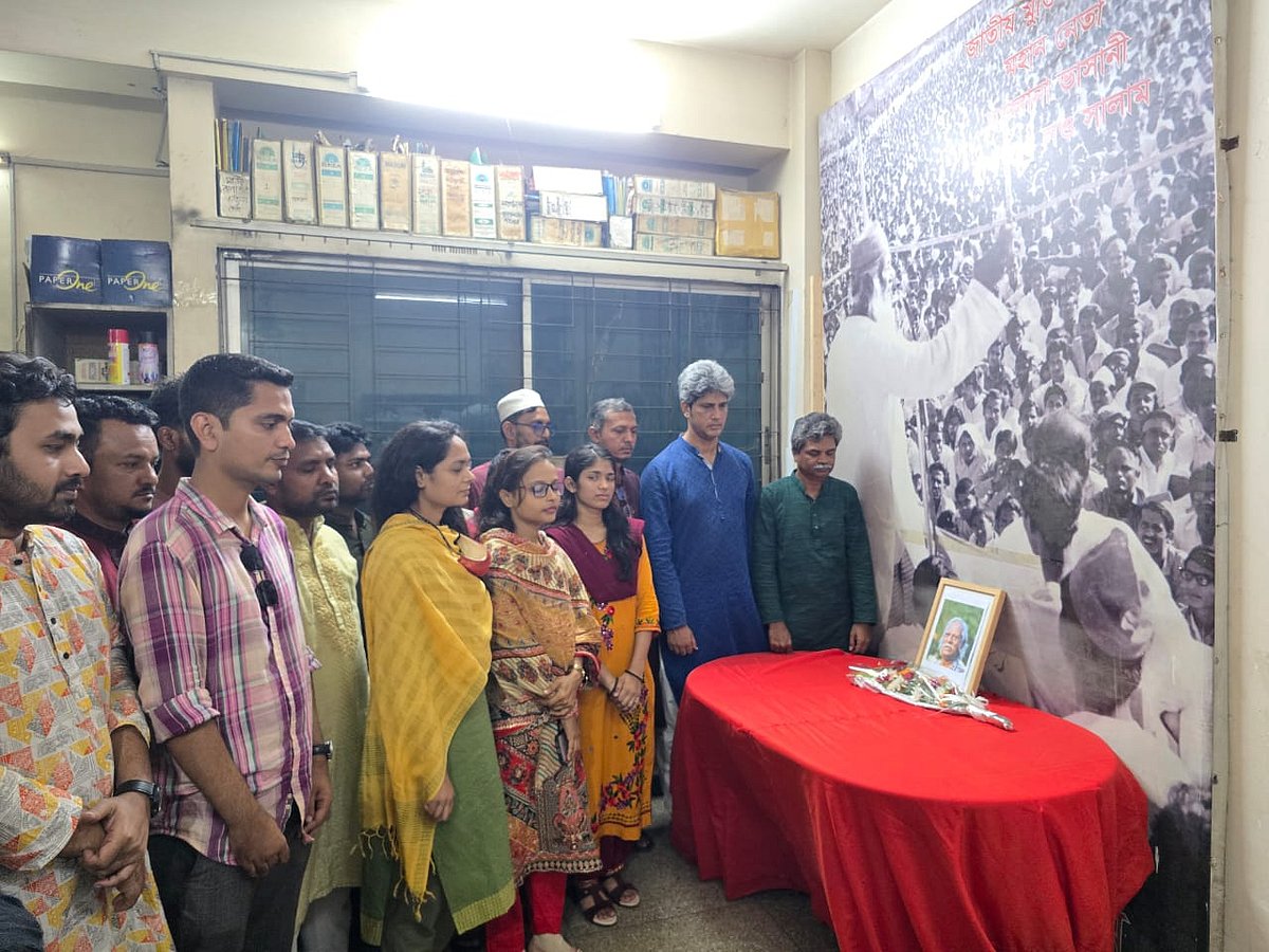 বীর মুক্তিযোদ্ধা ডা. জাফরুল্লাহ চৌধুরীর দ্বিতীয় মৃত্যুবার্ষিকীতে তাঁর প্রতিকৃতিতে ফুল দিয়ে শ্রদ্ধা নিবেদন করেন গণসংহতি আন্দোলনের নেতারা। আজ শুক্রবার রাজধানীর গণসংহতি আন্দোলনের কেন্দ্রীয় কার্যালয়ে