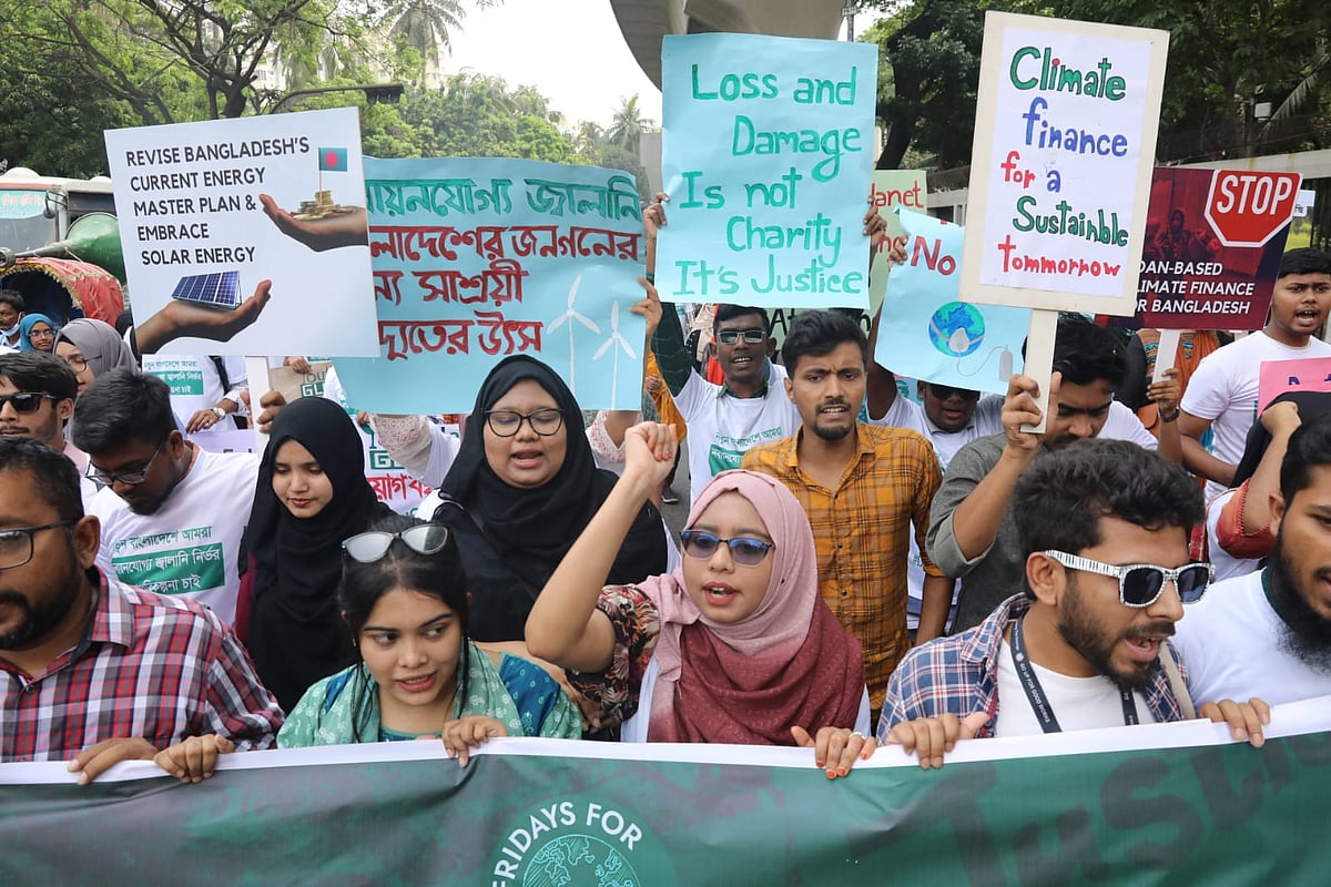 জাতীয় প্রেসক্লাবের সামনে আজ শুক্রবার ‘ইয়ুথ ক্লাইমেট স্ট্রাইক’-এর মিছিল বের হয়