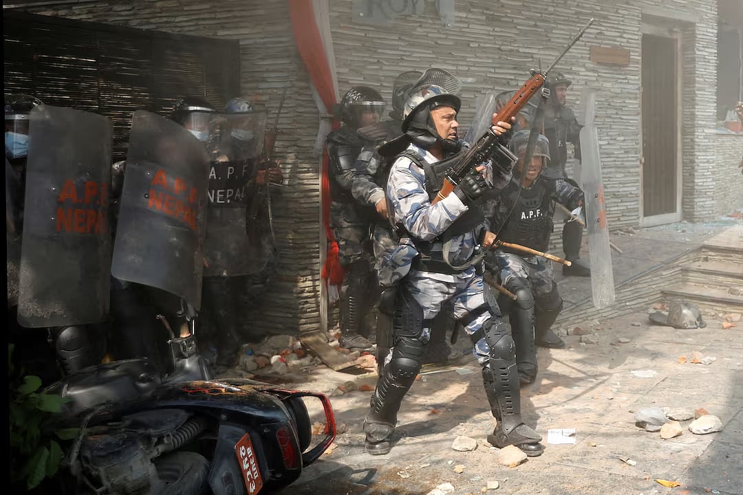 রাজতন্ত্রের দাবিতে বিক্ষোভকারীদের ছত্রভঙ্গ করছে দাঙ্গা পুলিশ। নেপালের রাজধানী কাঠমান্ডুতে, ২৮ মার্চ ২০২৫