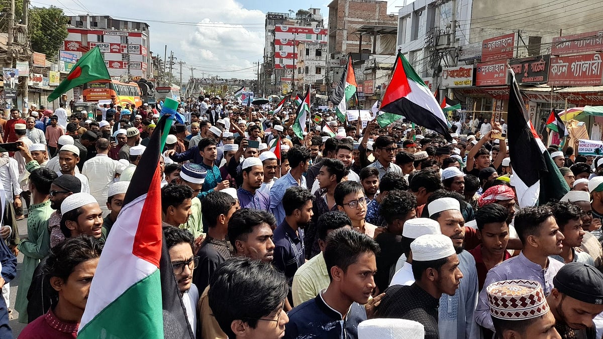 ফিলিস্তিনের গাজায় ইসরায়েলি বাহিনীর হামলার প্রতিবাদে বিক্ষোভ মিছিল। আজ বেলা সোয়া দুইটায় নোয়াখালী শহরের টাউন হল মোড়ে