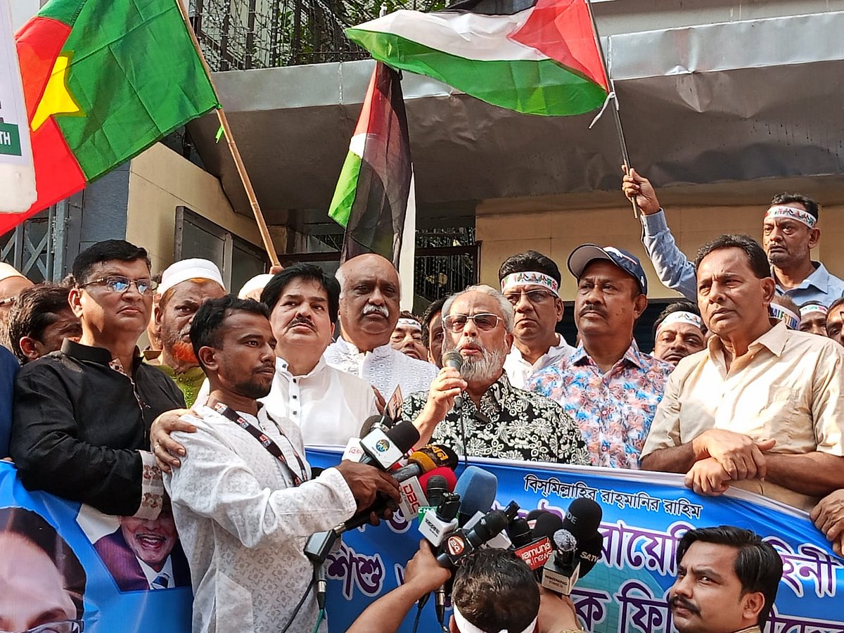 ফিলিস্তিনের জনগণের প্রতি সমর্থন ও ইসরায়েলের বর্বর হামলার প্রতিবাদে জাতীয় পার্টির সমাবেশে দলের চেয়ারম্যান জি এম কাদের। আজ শুক্রবার বিকেলে রাজধানীর কাকরাইলে জাতীয় পার্টির কেন্দ্রীয় কার্যালয় প্রাঙ্গণে