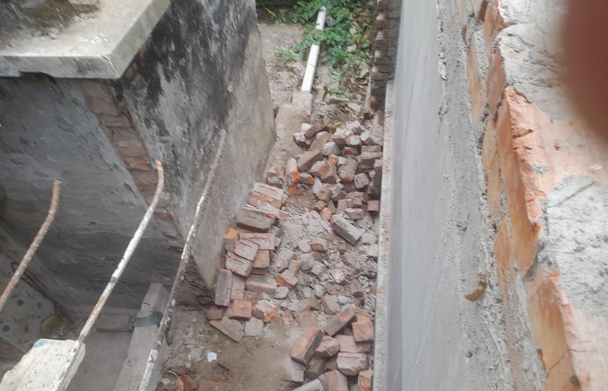 বিরামপুরে সাংবাদিকের বাড়ির সীমানাপ্রাচীর ভেঙে ফেলা হয়েছে