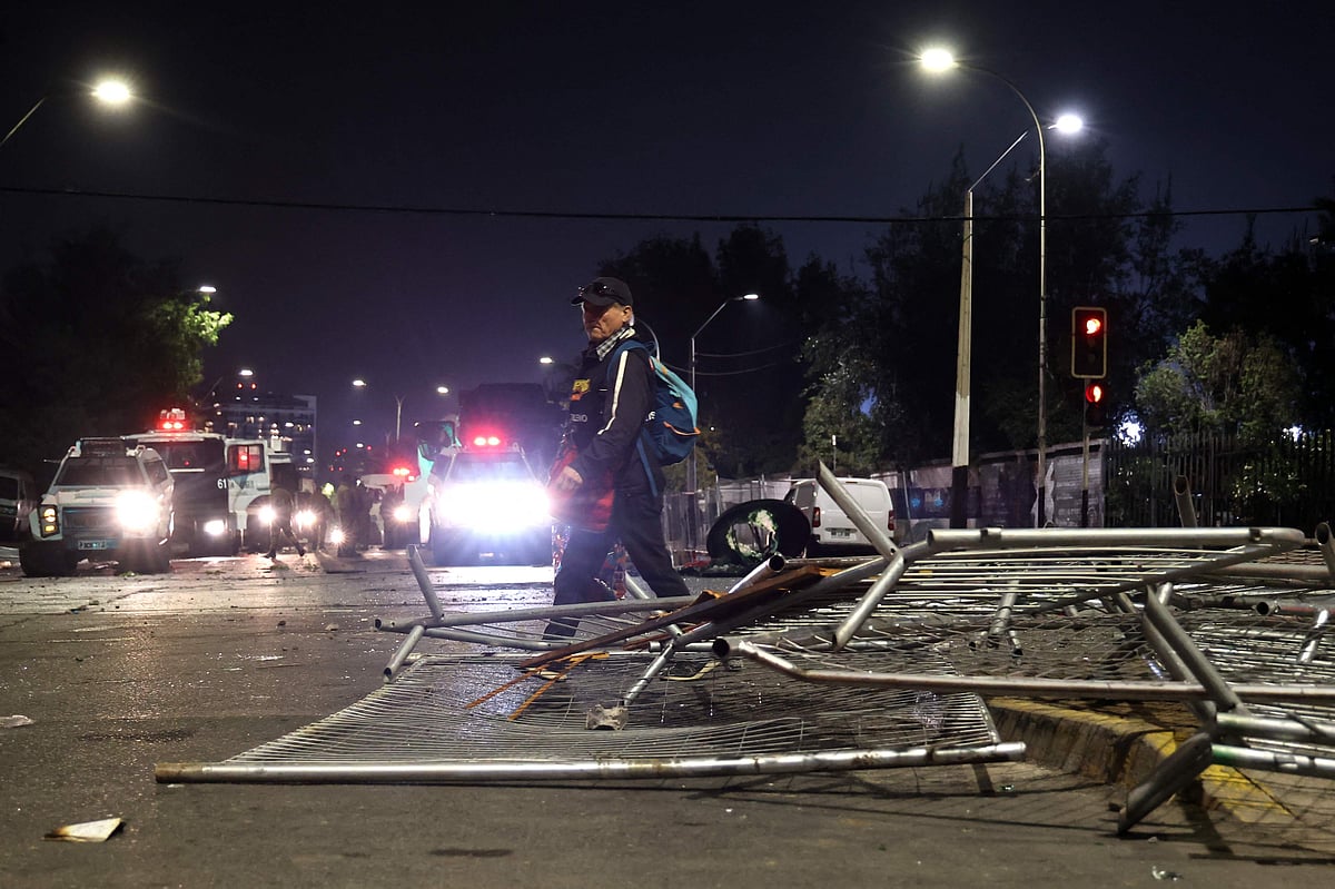 পুলিশের সঙ্গে সংঘর্ষের সময় ব্যাপক ভাঙচুরের ঘটনা ঘটে