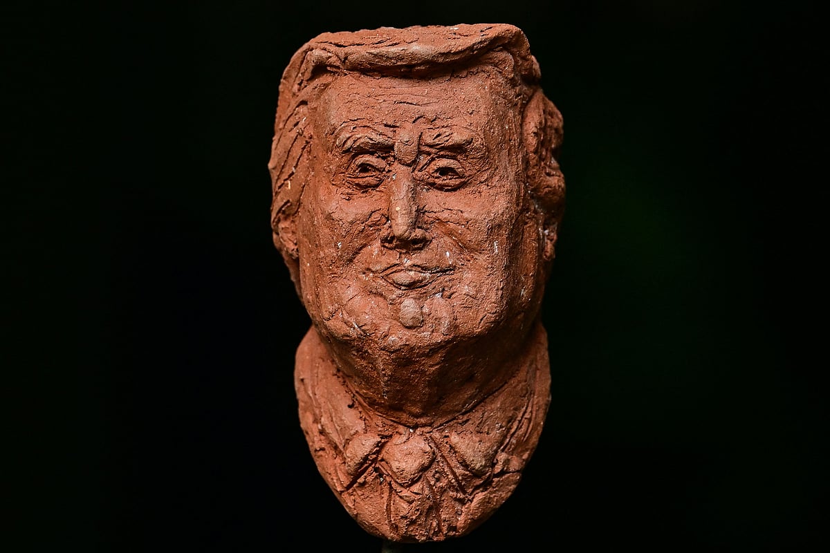 মার্কিন প্রেসিডেন্ট ডোনাল্ড ট্রাম্পের আবক্ষ প্রতিকৃতি বানিয়েছেন শ্রীলঙ্কার এক ভাস্কর। ১০ এপ্রিল ২০২৫