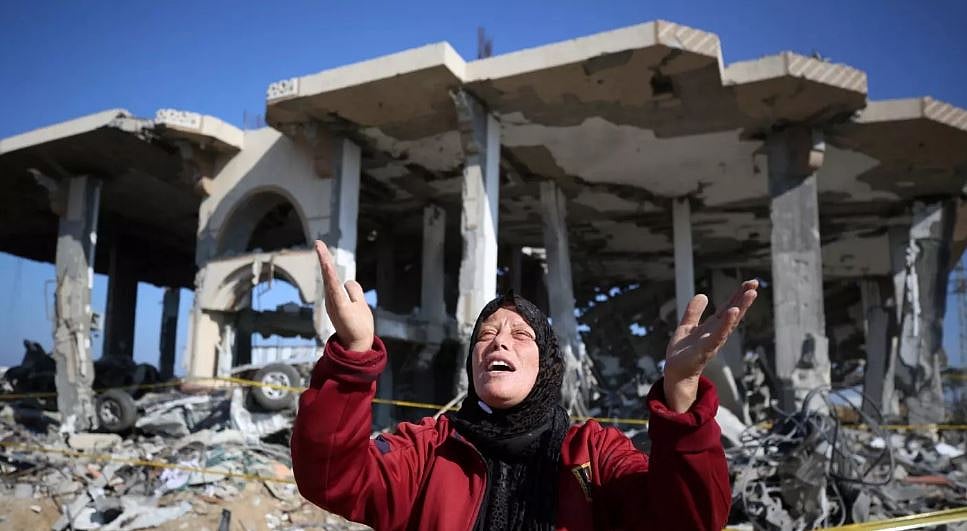 গাজায় ইসরায়েলের হামলায় ধ্বংসস্তূপের সামনে এক ফিলিস্তিনি নারীর আহাজারি